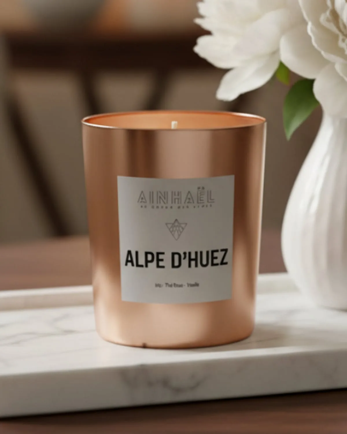 Une fragrance feutrée née aux portes des sommets, où l'iris s'attarde dans le silence d'un chalet.