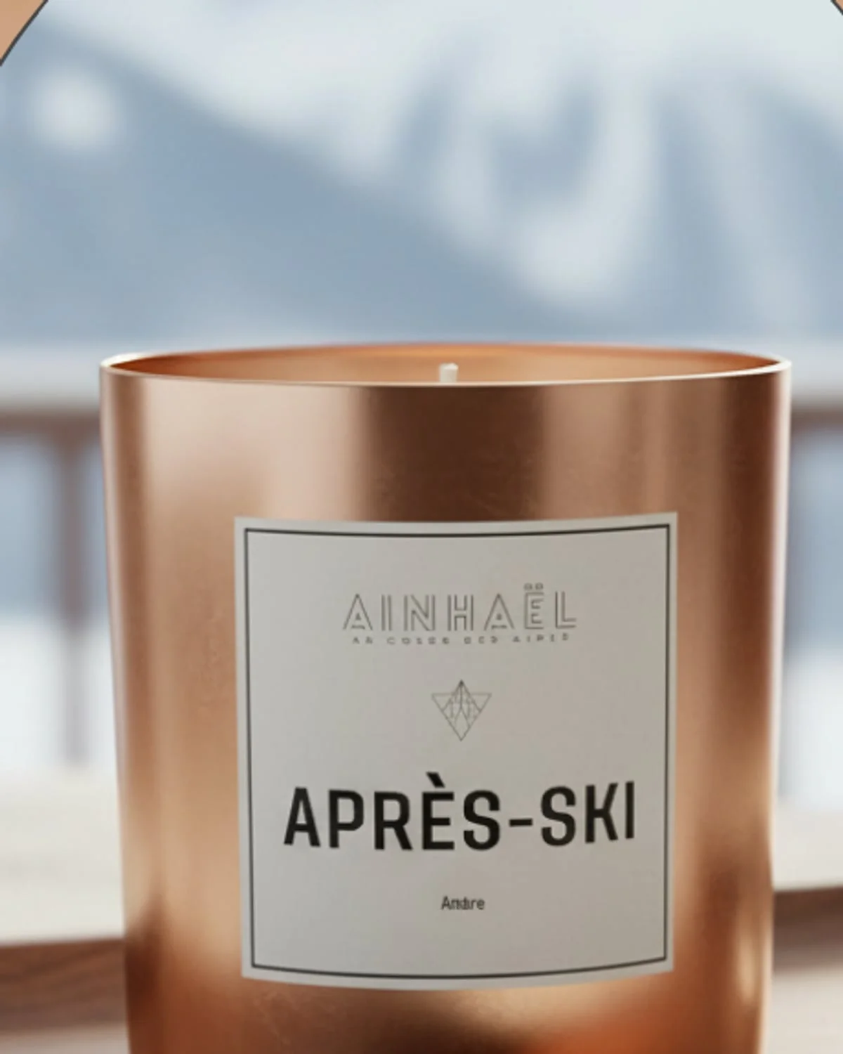 Après-Ski — Le retour au chalet, l'ambre tient les épaules pendant qu'on se réchauffe.
