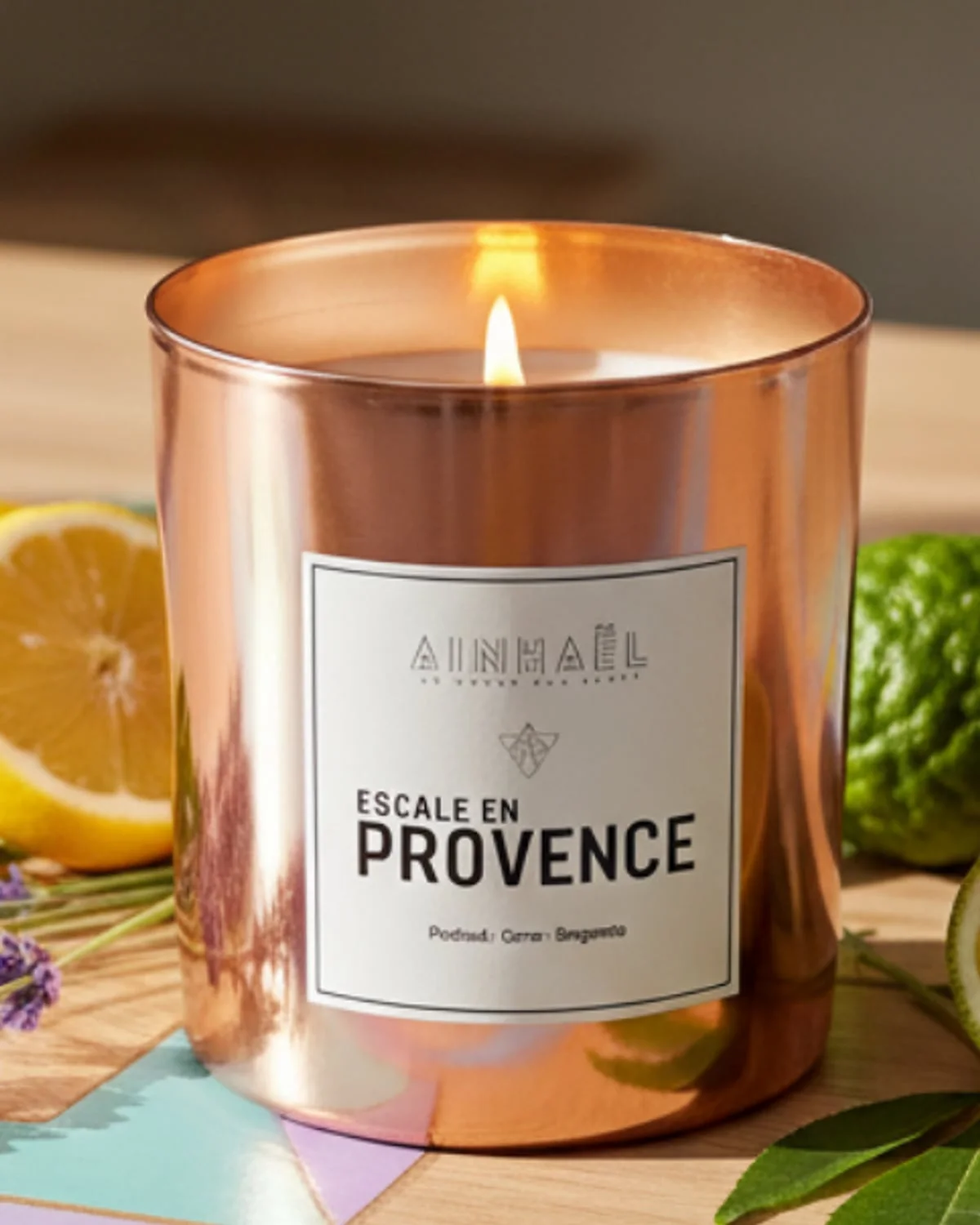 Esprit de Provence — Le sud à l'ombre des oliviers, là où la bergamote rencontre l'argile chaude.