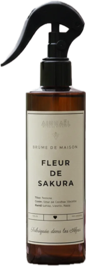 Fleur de Sakura — L'éphémère beauté du cerisier, pétales rose pâle au gré du vent.