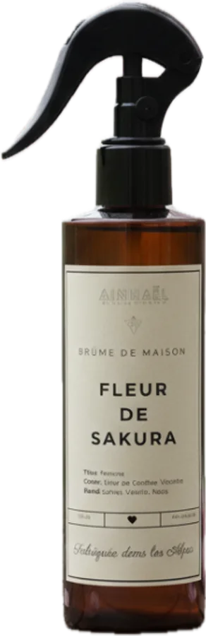 L'éphémère beauté du cerisier, pétales rose pâle au gré du vent.