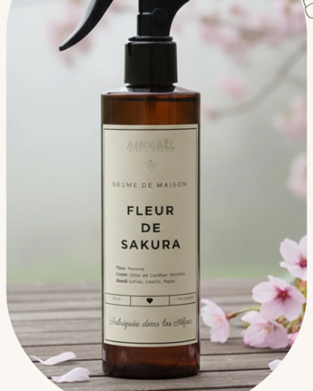 L'éphémère beauté du cerisier, pétales rose pâle au gré du vent.
