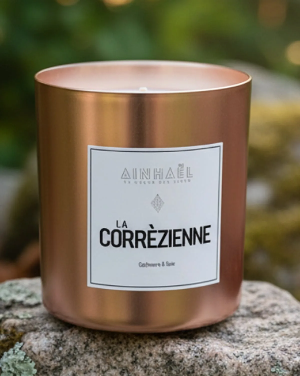 Le souffle d'un terroir français, où le safran fleure entre les pierres anciennes.